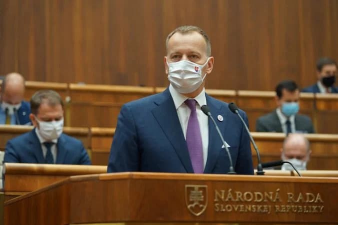 Pozitívni poslanci na COVID-19, ktorí nemajú príznaky, sa budú môcť zúčastniť hlasovania v parlamente