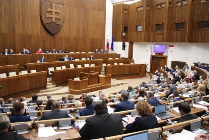 Návrh na zmenu ústavy môže byť predložený až v decembri