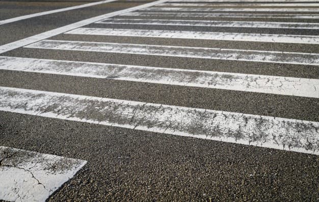 Dvaja maloletí chodci v Košiciach skončili po zrážke s autom s ľahkým zranením