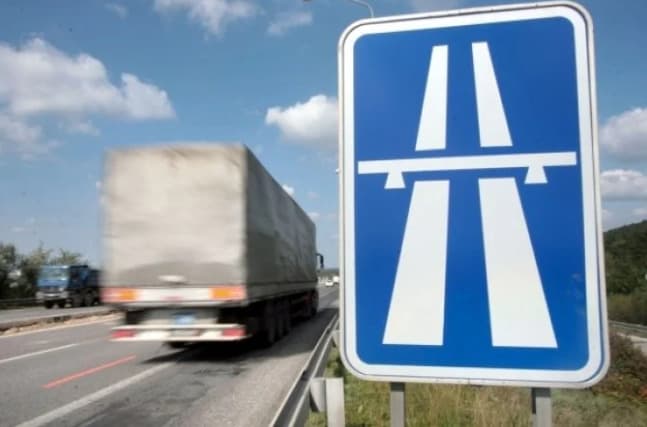 Slovensko odpúšťa Ukrajincom diaľničnú známku a humanitárnym konvojom mýto