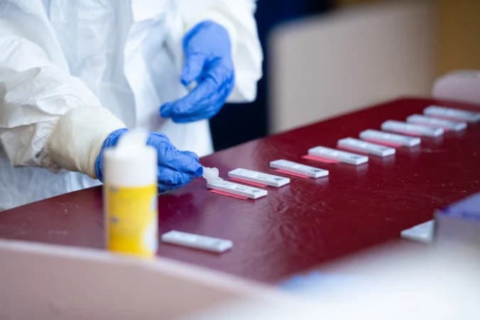 Rezort hospodárstva rokuje o ďalšom postupe pri testovaní vo firmách s ÚVZ, zamestnávateľom sankcie nehrozia