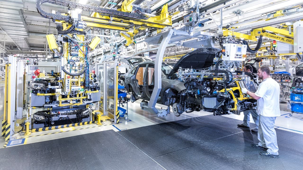 Dopady šírenia variantu omikron na Slovensku intenzívne riešia aj slovenské automobilky