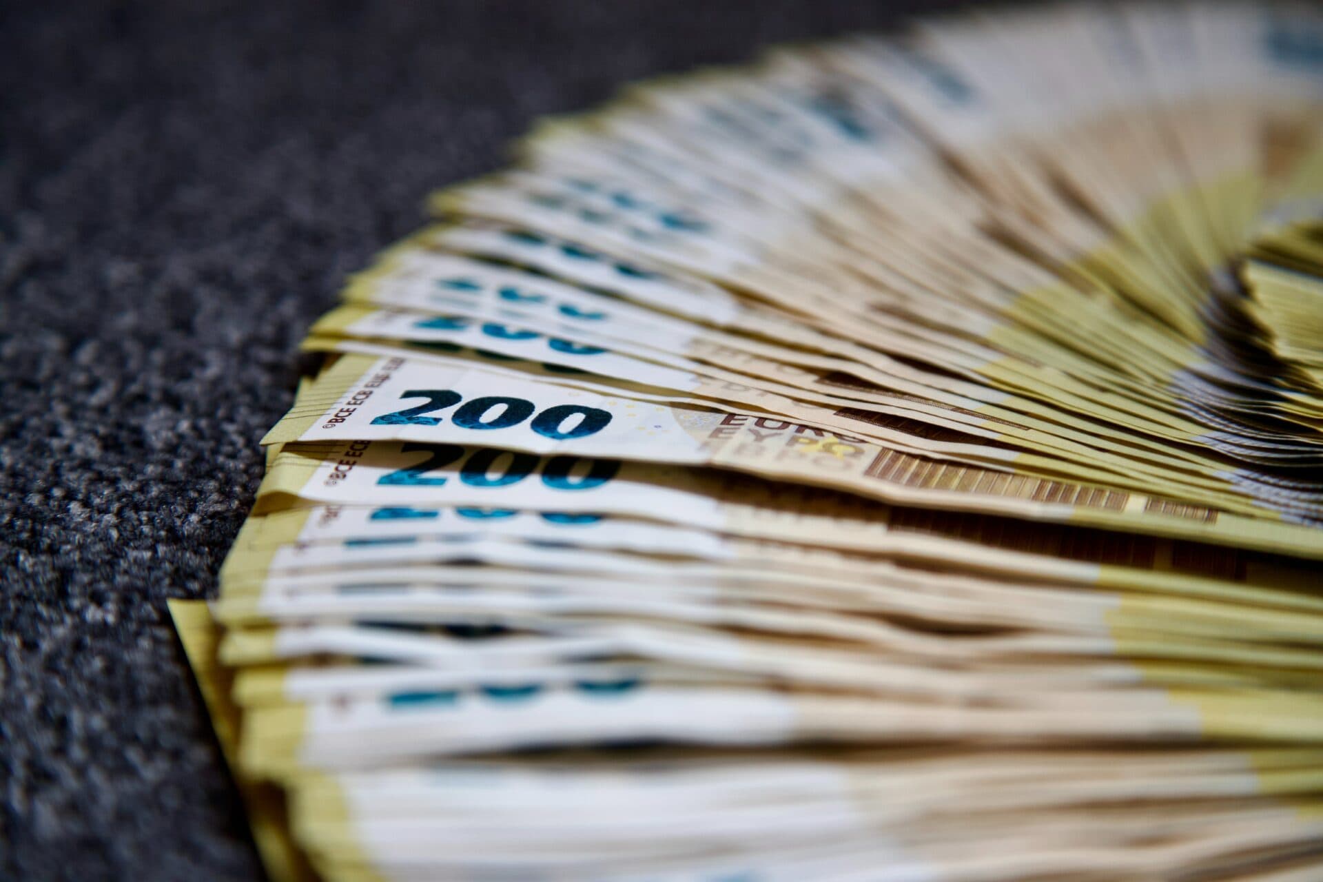 O solidárnom príspevku na boj s drahými energiami budú poslanci rokovať zrýchlene