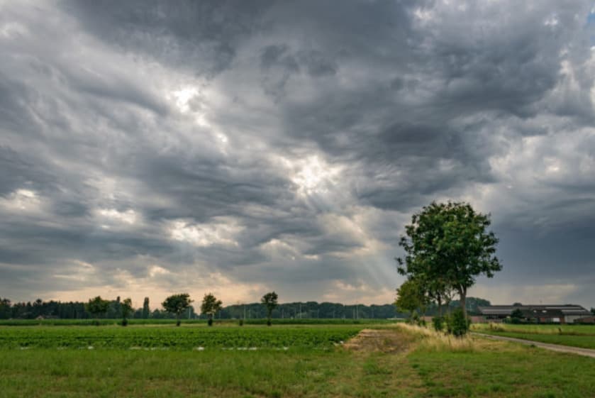 Dnes bude polooblačno až oblačno, lokálne aj s dažďom a búrkami