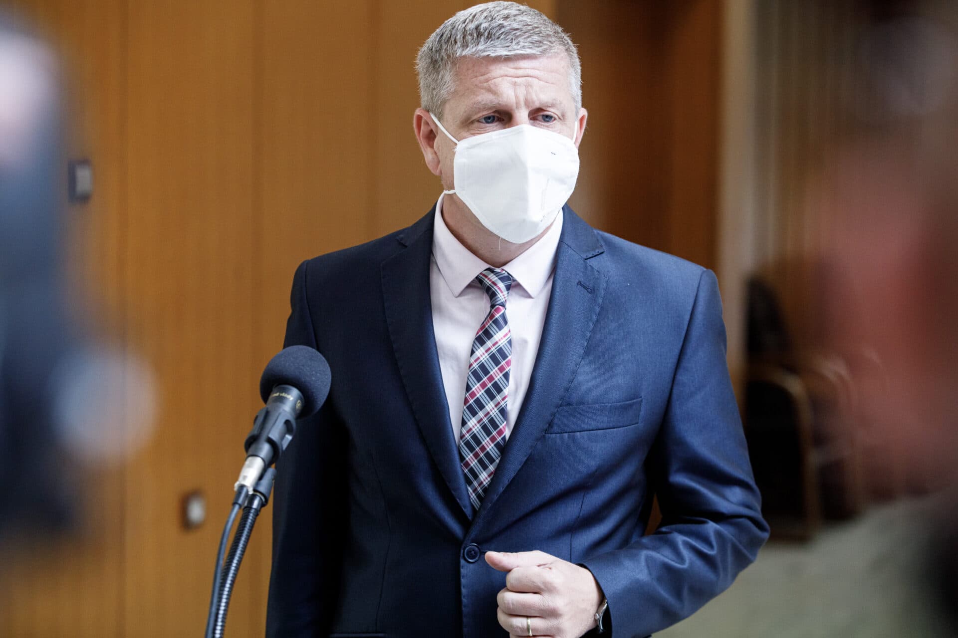 Minister diskutoval s odborníkmi o tvrdšom vynucovaní dodržiavania protipandemických opatrení