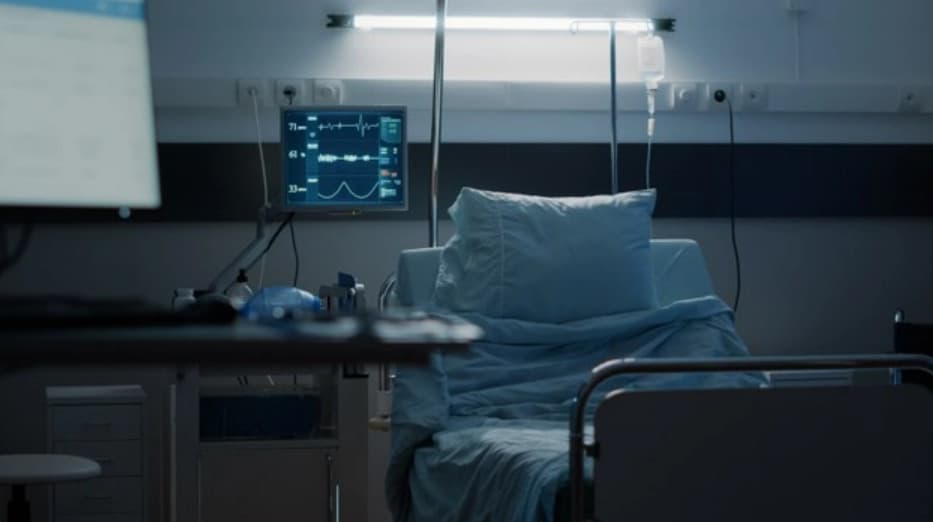 Počet covidových pacientov v nemocniciach mierne poklesol