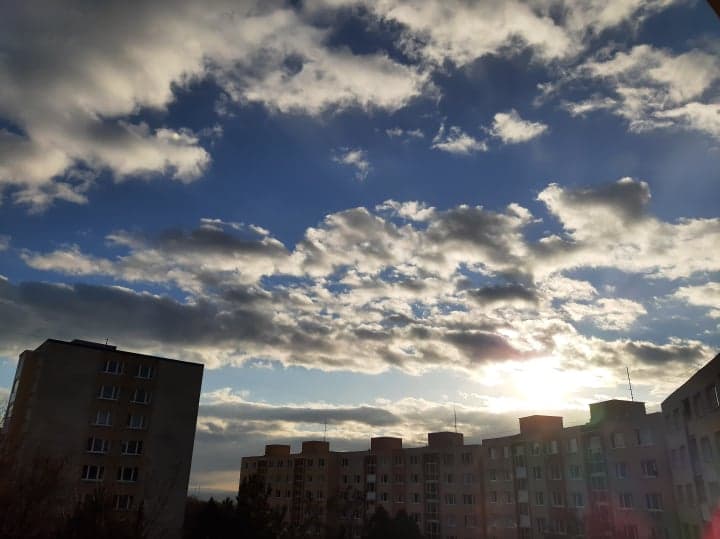 Dnes bude jasno až polooblačno a chladno, s teplotami do troch stupňov