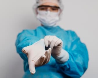Rezort zdravotníctva zabezpečil vyťaženým nemocniciam v boji s ochorením COVID-19 výpomoc až 361 študentov