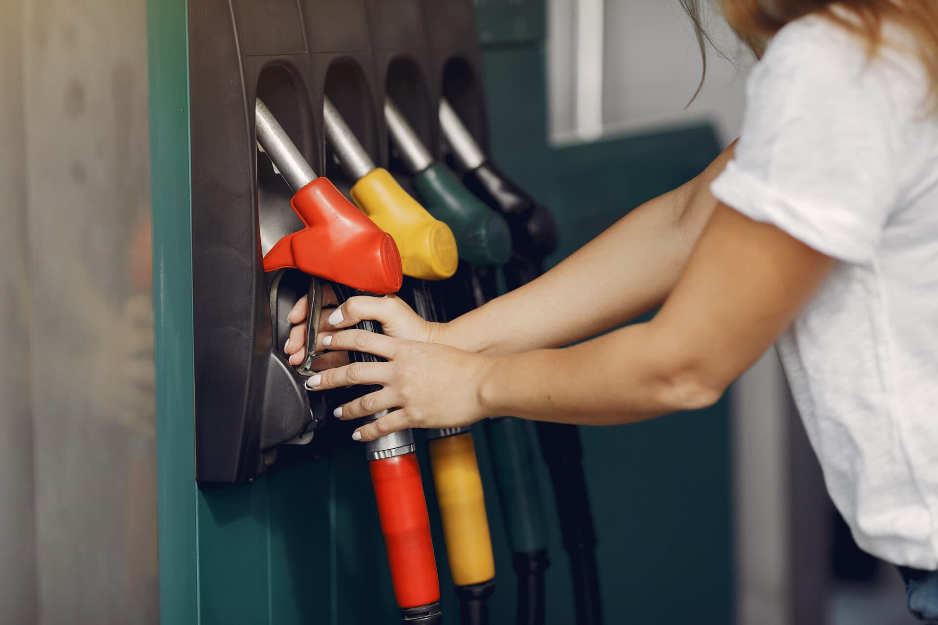Pozor na zákon pri nákupe pohonných látok v zahraničí, hrozí vám daňová povinnosť