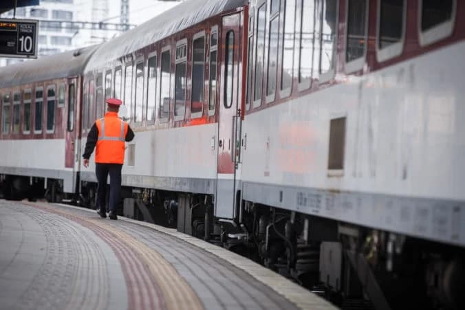 ZSSK obmedzuje prevádzku ôsmich regionálnych rýchlikov, chce zefektívniť železničnú dopravu