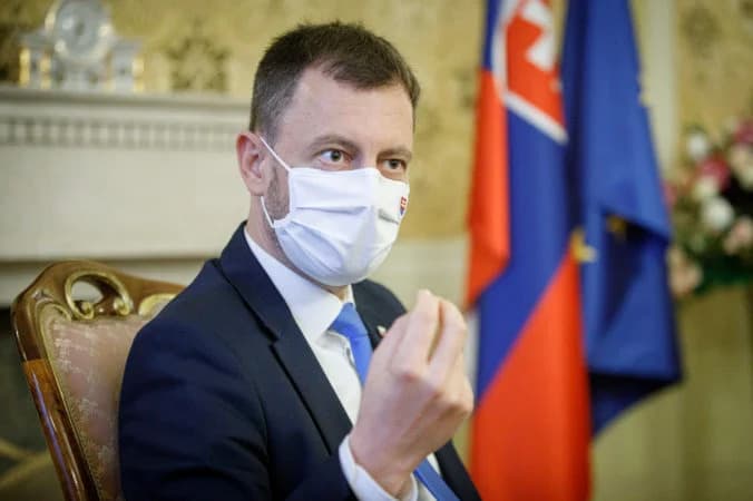 Premiér podporí zo svojej rezervy vzdelávanie a boj proti hoaxom a šikane