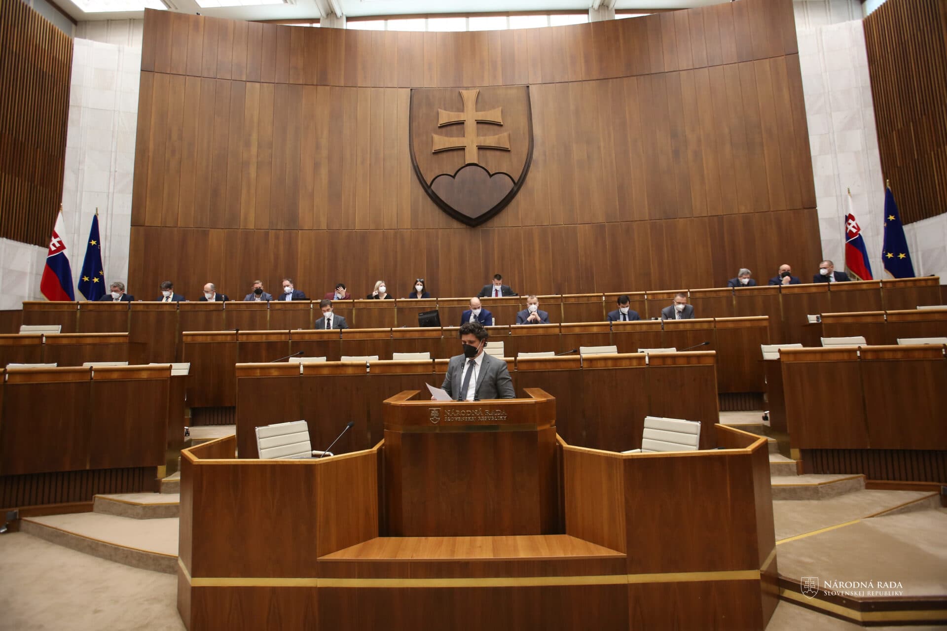 Poslanci budú rokovať o povinnosti verejných funkcionárov odpovedať na otázky novinárom