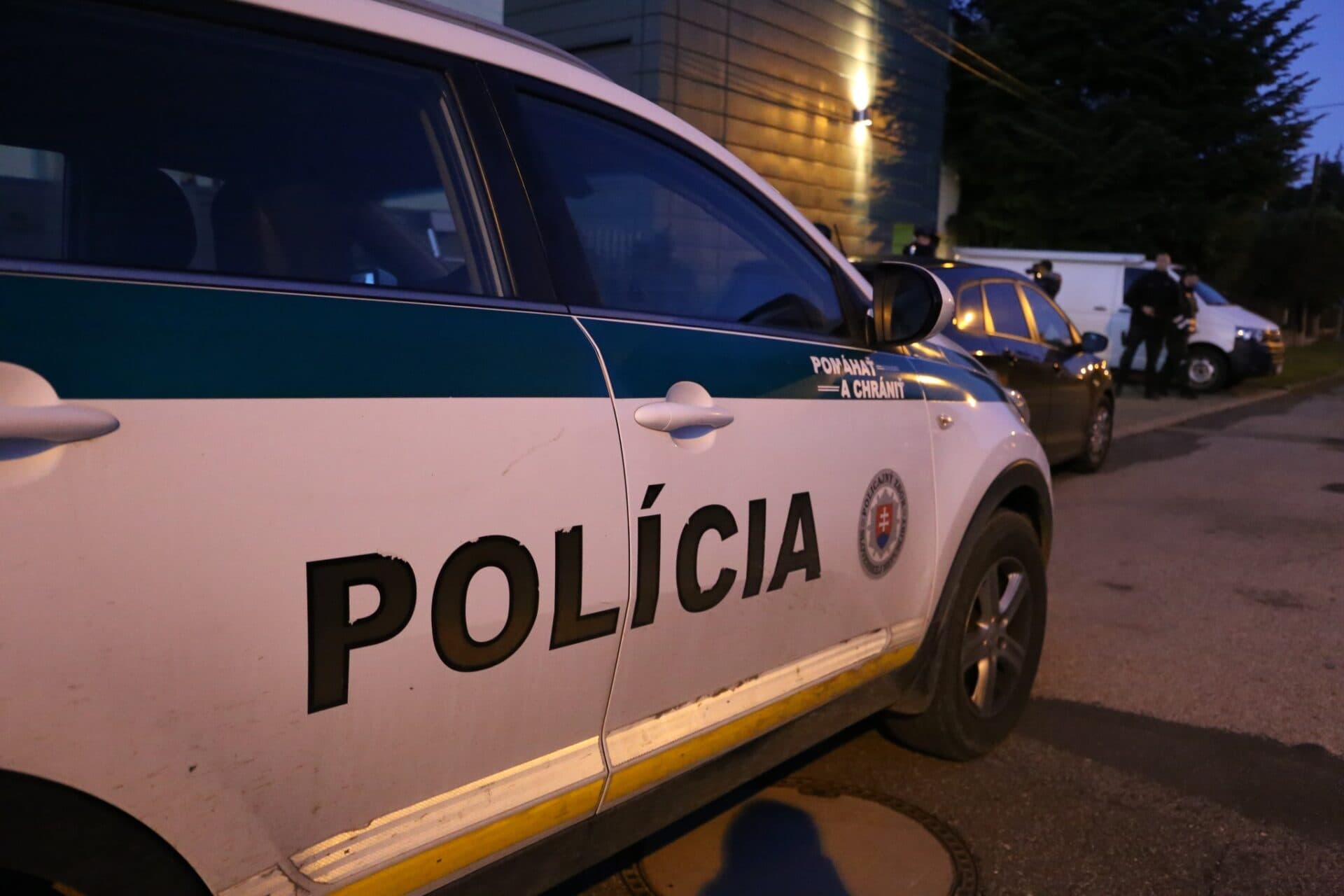 Policajná naháňačka v centre Košíc. V aute našli bielu kryštalickú látku