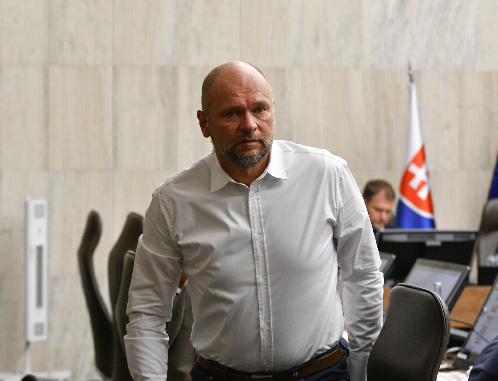 SaS vyzýva Hirmana, aby stiahol zmeny výberu štátnych nominantov do firiem v jeho pôsobnosti