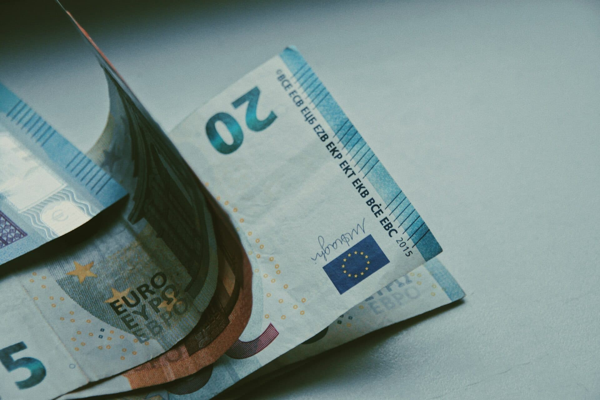 Zamestnávatelia kritizujú zvýšenie ceny nočnej práce či nedeľné zatváranie obchodov