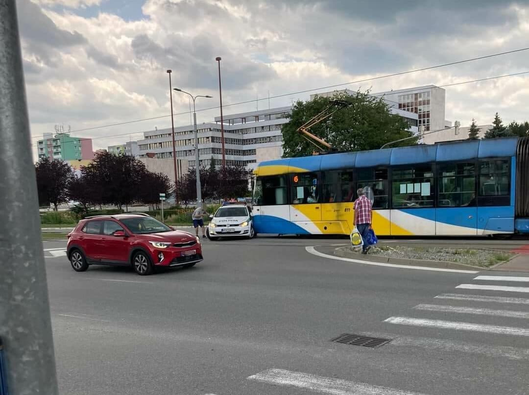 Policajné vozidlo sa zrazilo s električkou