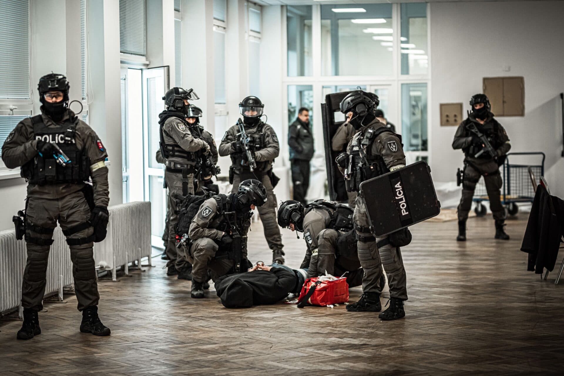 V rámci akcie FUNERAL obvinili deväť osôb, vrátane policajta