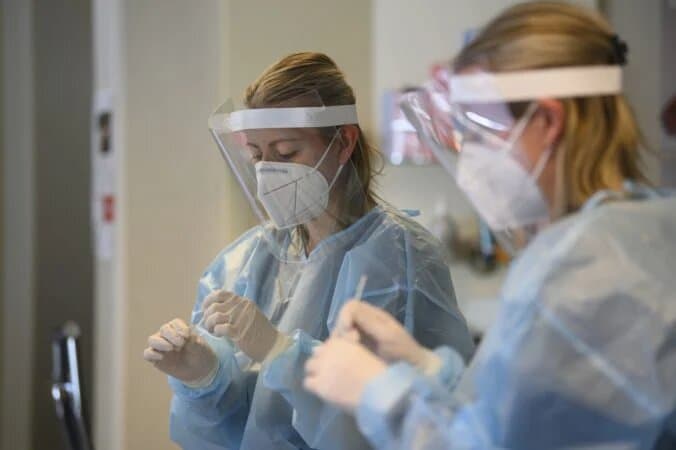 Počet hospitalizovaných pacientov mierne klesol, pribudlo osem úmrtí