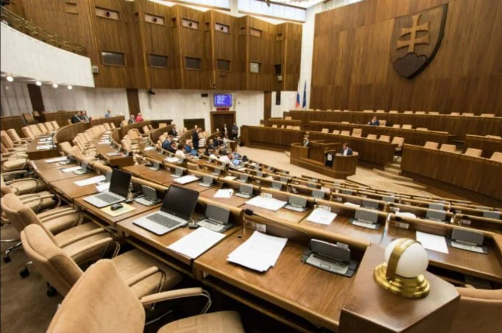 Poslanci za hnutie Sme rodina navrhujú znížiť odvody pri sezónnych prácach v poľnohospodárstve a cestovnom ruchu