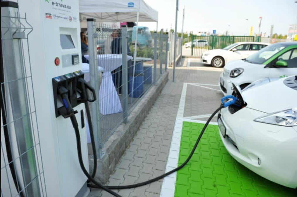 Záujem Slovákov o elektromobily rastie pomalšie ako v iných krajinách EÚ