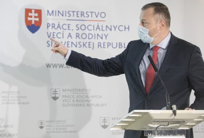 Zamestnanci zariadení sociálnych služieb a centier pre deti by mali dostať infekčný príplatok