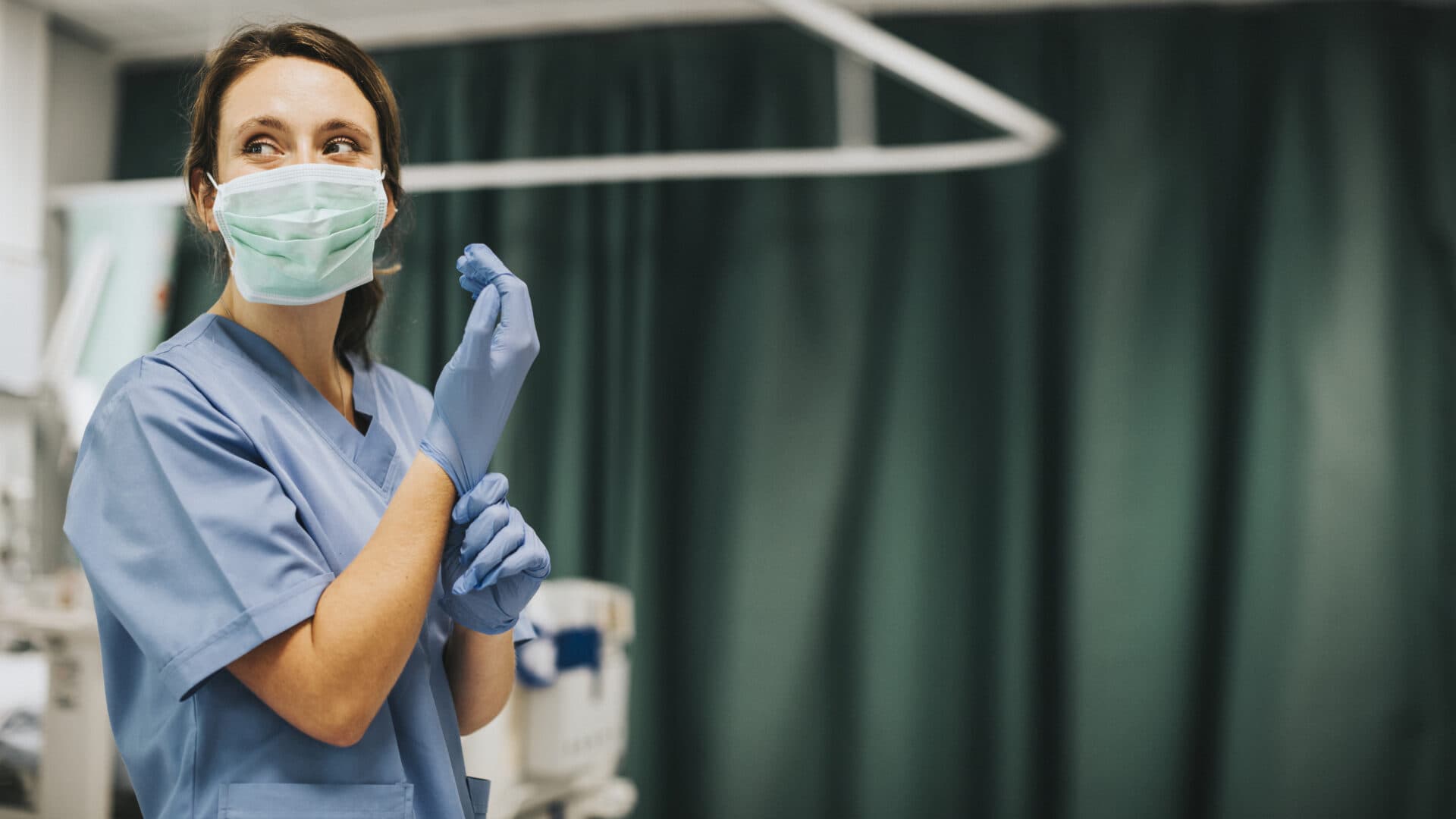Spoliehať sa na posilňujúce dávky pre boj s pandémiou nestačí, varuje epidemiologička z WHO