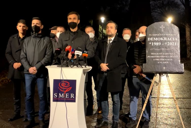 Podľa strany SMER – SD zomrela demokracia, vytvorili jej pomník