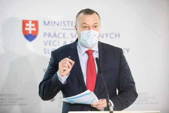 Krajniak chce rodičovský bonus financovať z vyššieho výberu poistného a nižších výdavkov na vyplácanie dávok