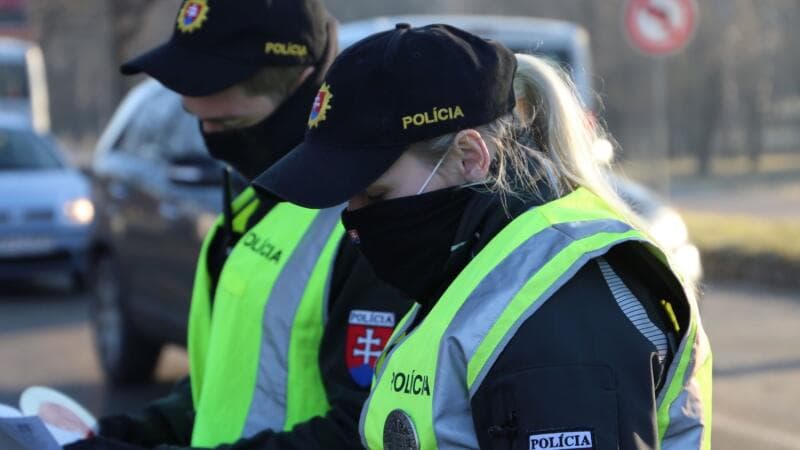 Novela zákona o Policajnom zbore prináša zmeny. Menovky na rovnošate budú minulosťou