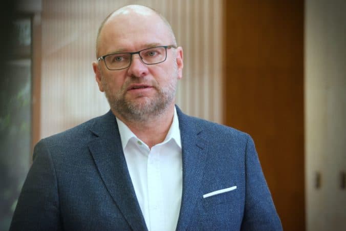 Parlament rokuje o odvolaní ministra Sulíka