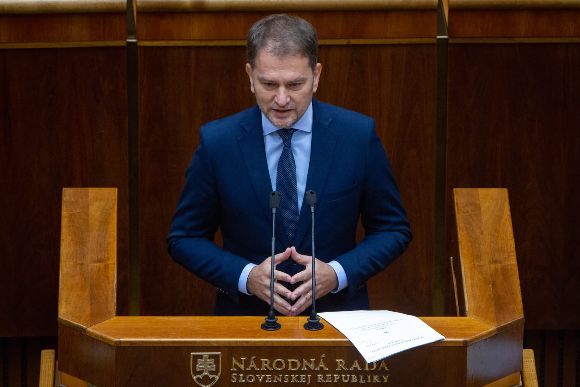 Matovič chce poslancom zmraziť platy. O podporu žiada prezidentku