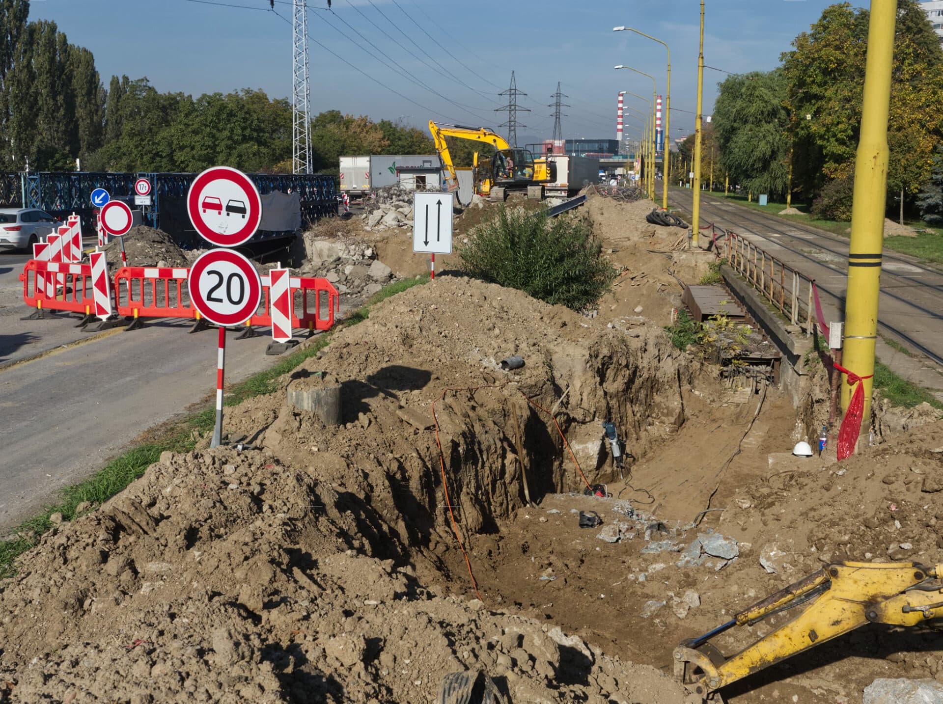 Rekonštrukciu Slaneckej cesty komplikujú nezakreslené inžinierske siete