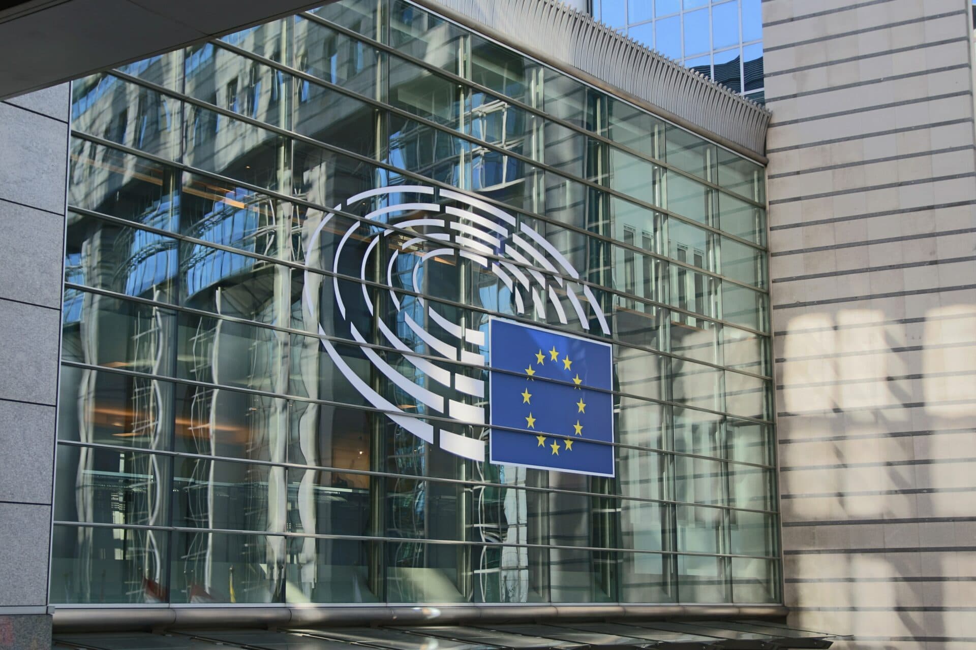 Slovensku hrozí pozastavenie európskych financií. Europarlament poukázal na rušenie protikorupčných úradov