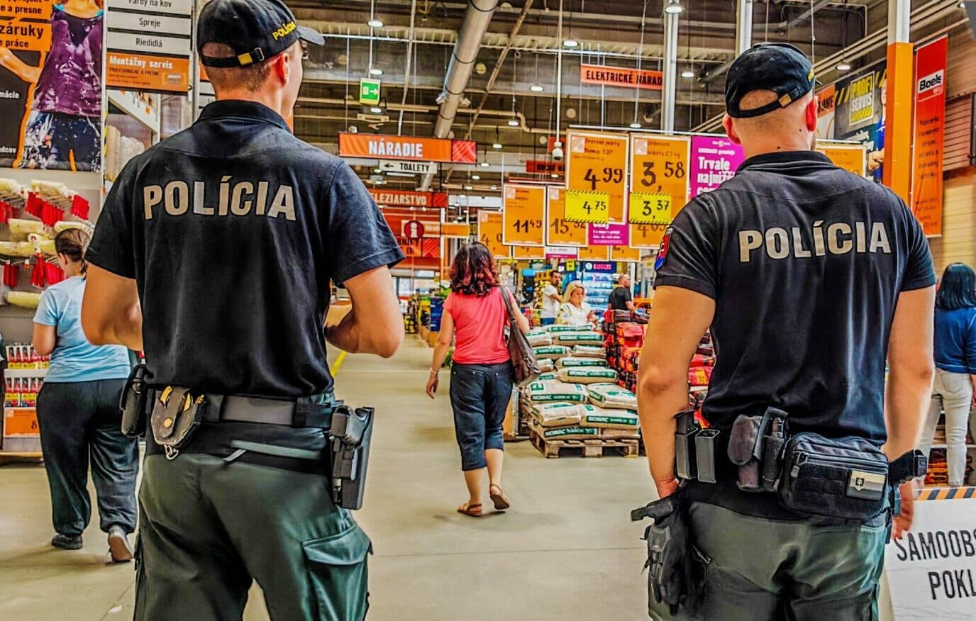 Polícia v Košiciach a okolí skontrolovala desiatky obchodov aj SBS pracovníkov