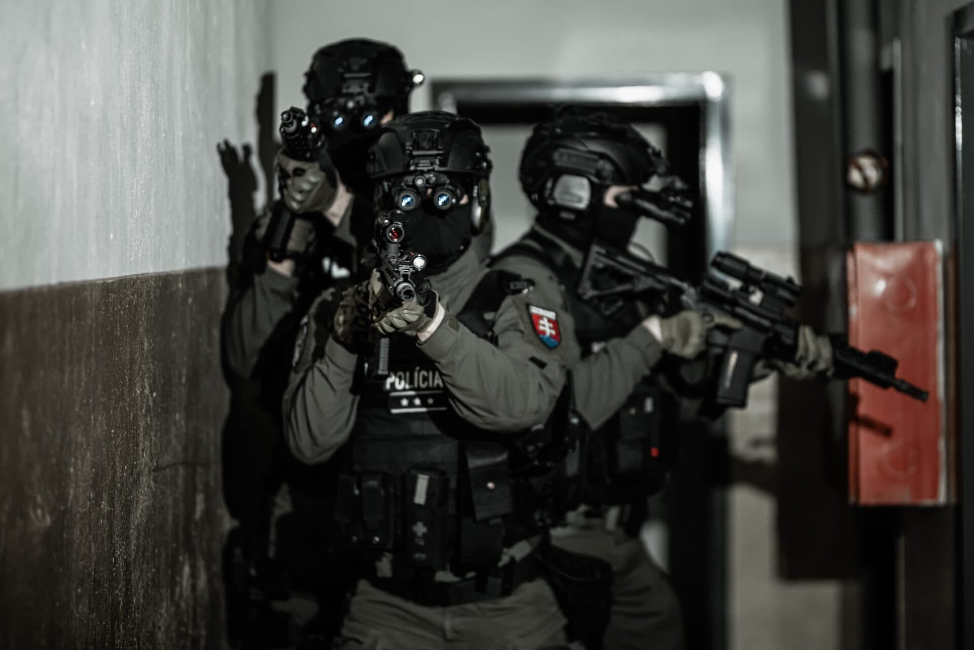 Polícia prehľadáva domy aj väznicu v Košiciach. Vyšetruje zneužitie právomocí a drogovú trestnú činnosť