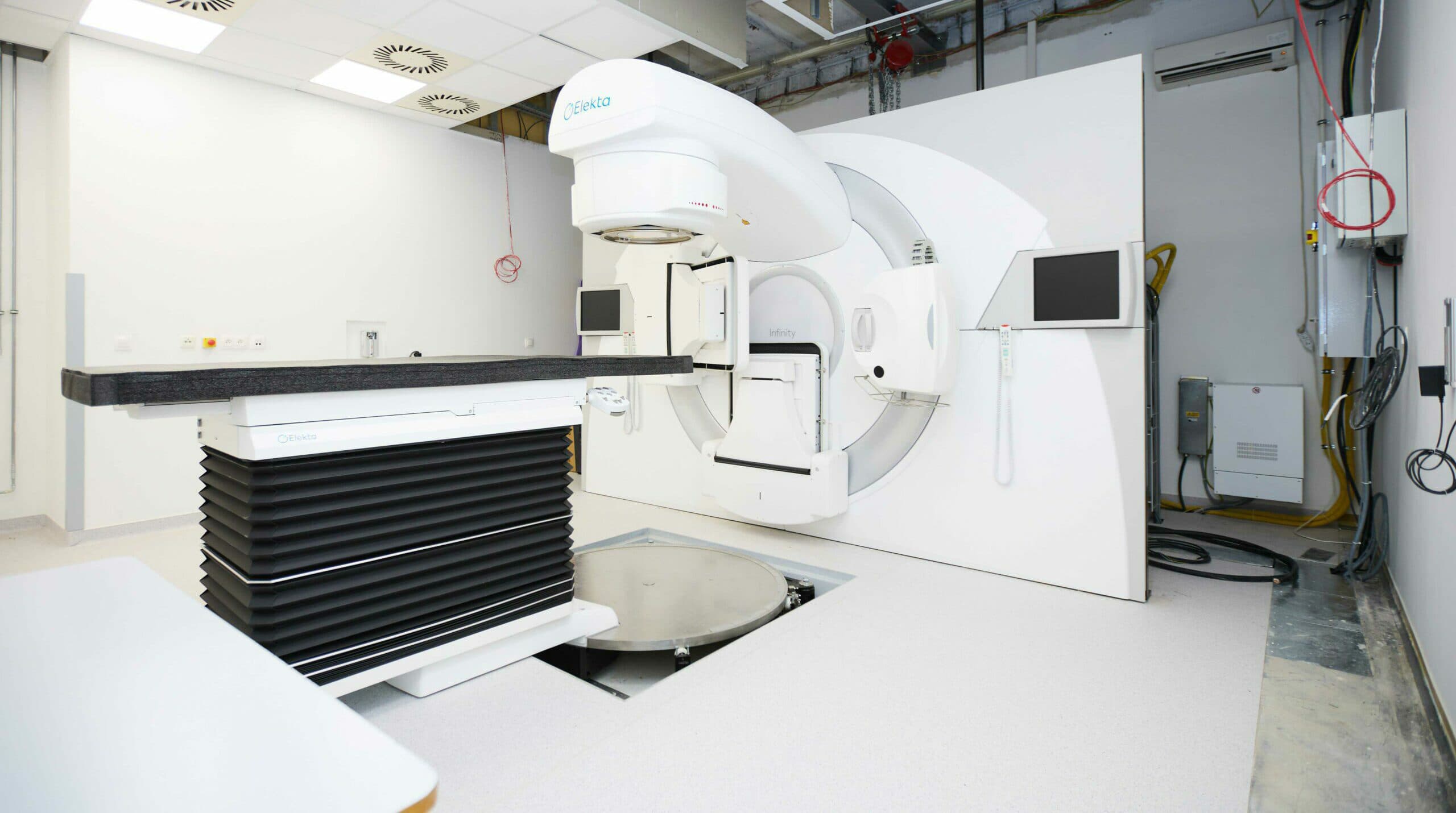 Do michalovskej nemocnice dorazil nový lineárny urýchľovač. Pracovisko prerábajú za vyše 4 milióny eur