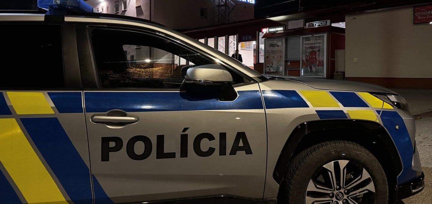 Muž okradol ženu priamo na ulici, následne ju sotil na zem