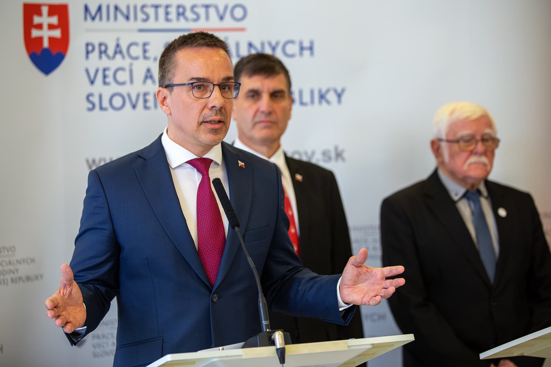 Každému KTO ODMIETNE PRACOVAŤ by mali ODOBRAŤ DÁVKY v hmotnej núdzi, tvrdí Tomáš