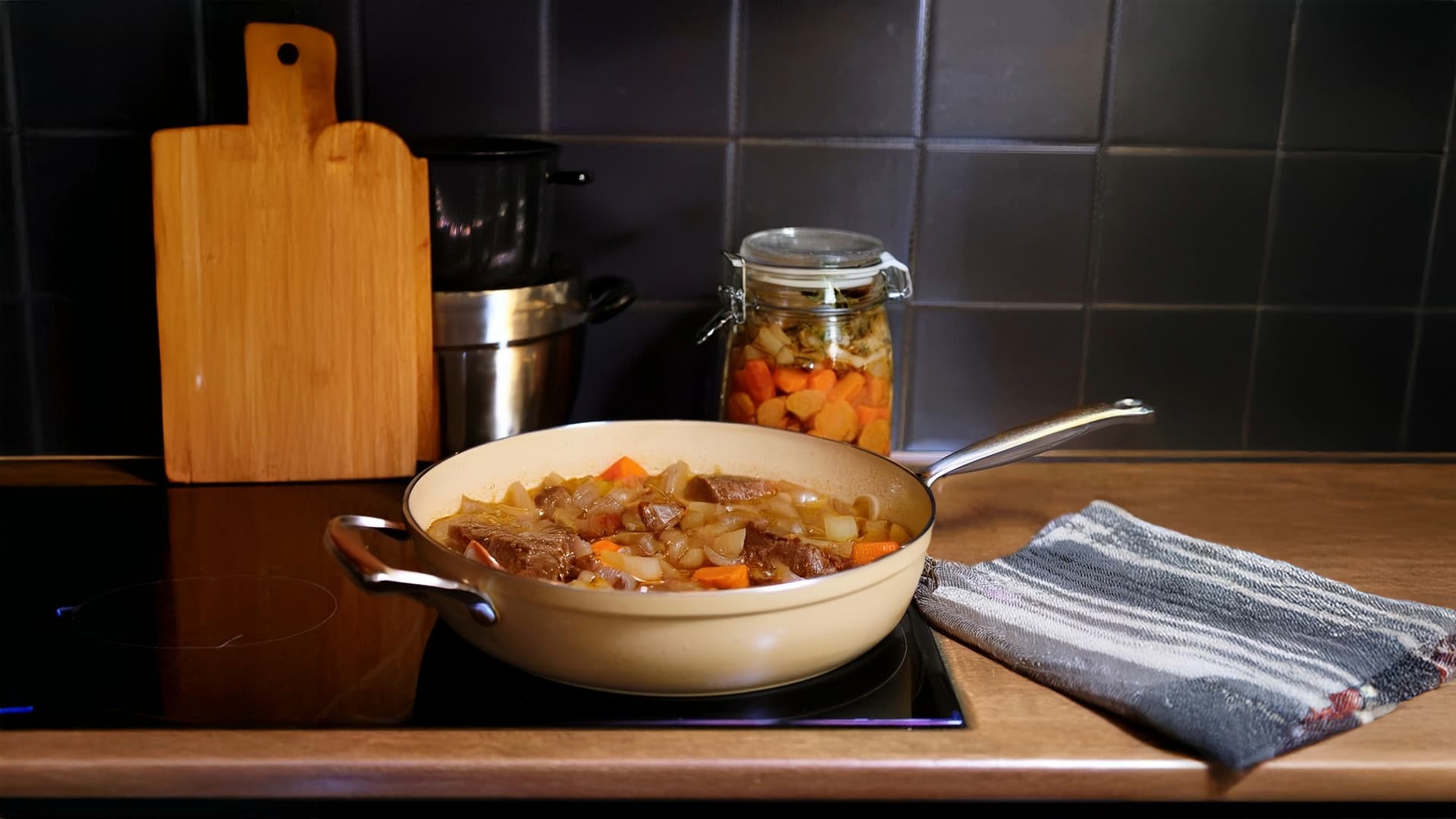 Fotografia k súvisiacemu článku Tip na recept: Hovädzie na víne s koreňovou zeleninou a parenou knedľou