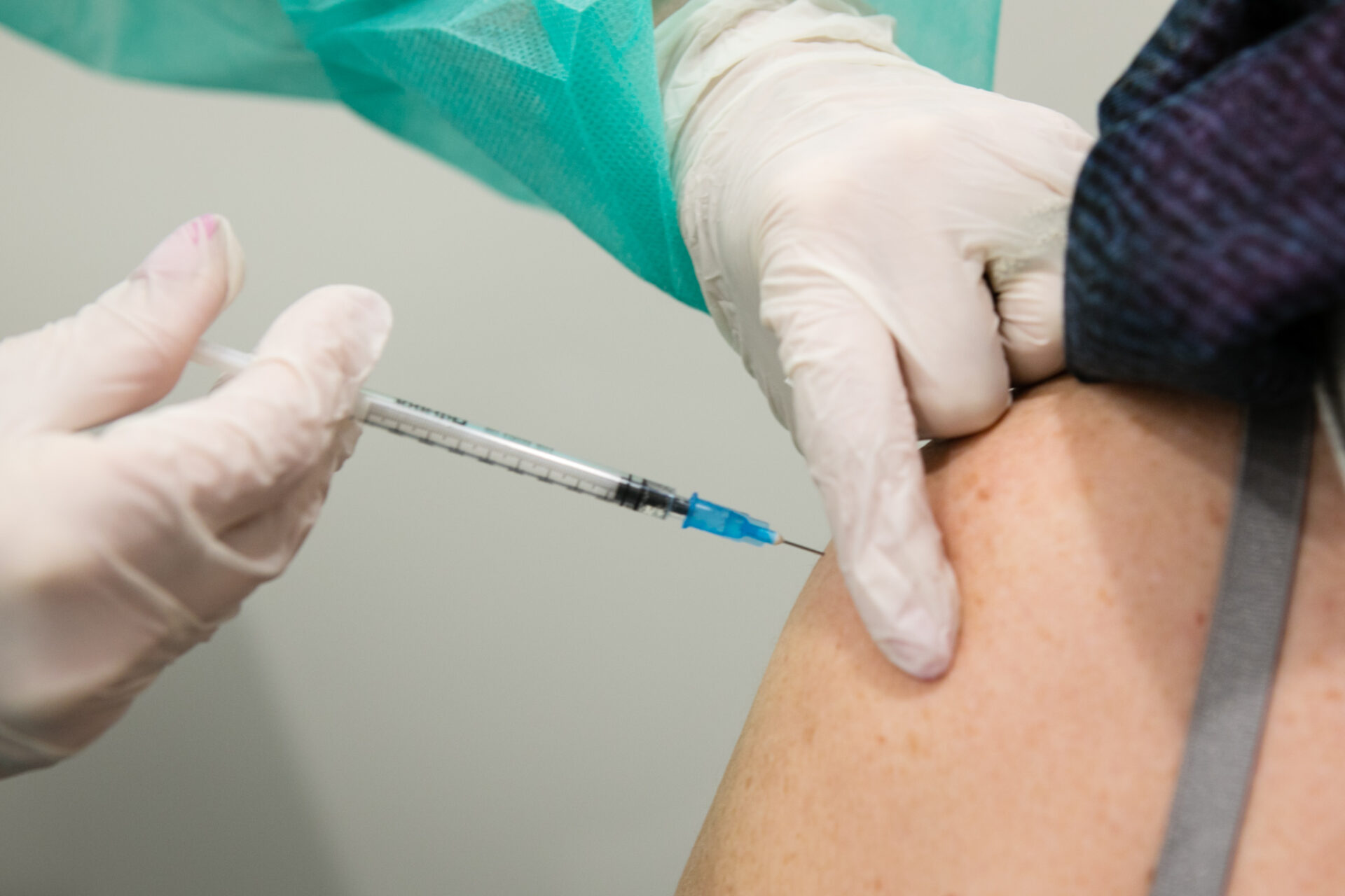 Na Slovensku sa začína očkovať novou adaptovanou vakcínou proti COVID-19