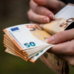 Obrovská BLAMÁŽ: Úspešní žiadatelia o finančnú pomoc z eurofondov sa k peniazom NEDOSTANÚ!