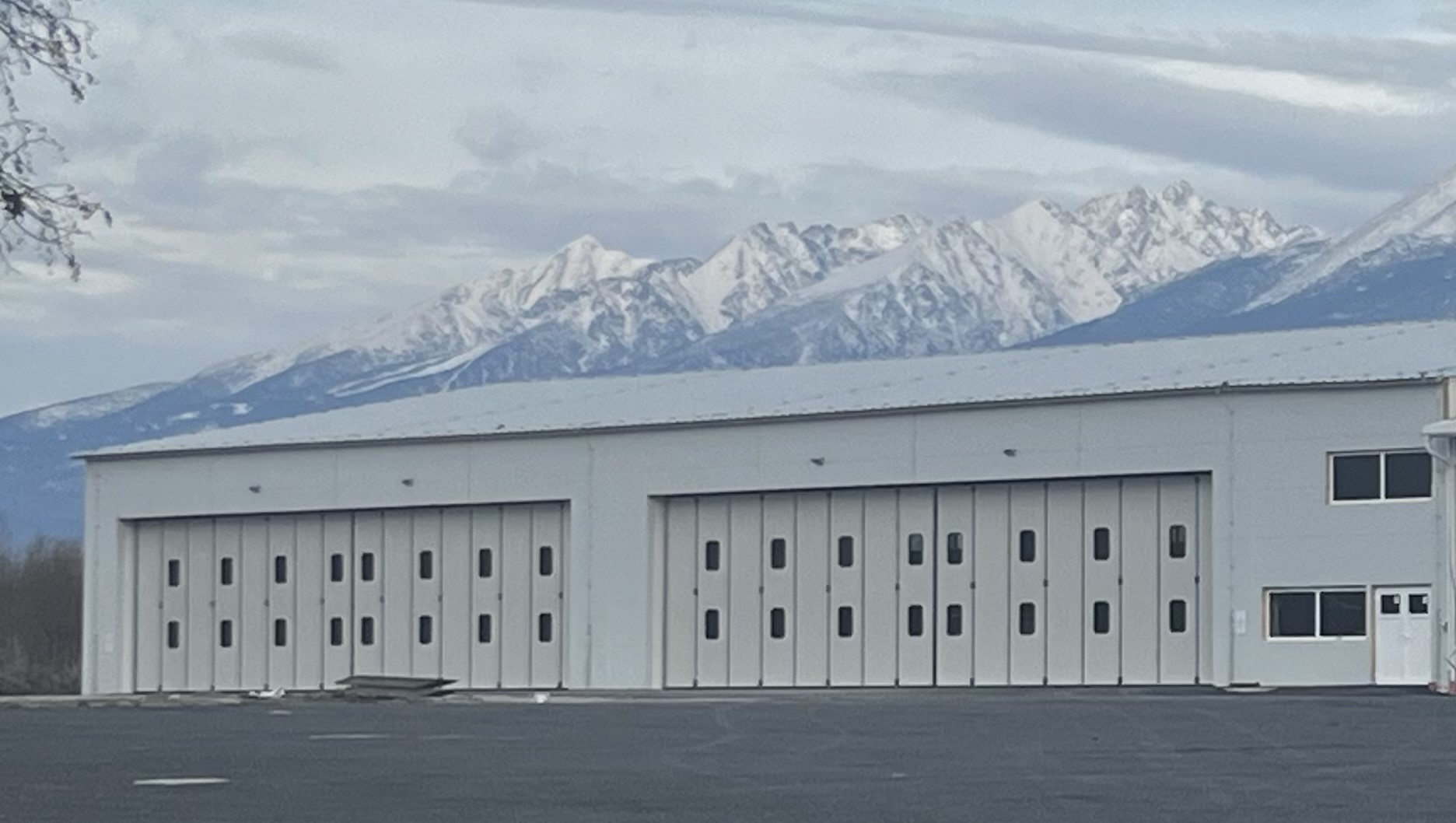 Leteckým záchranárom pribudol na letisku nový hangár