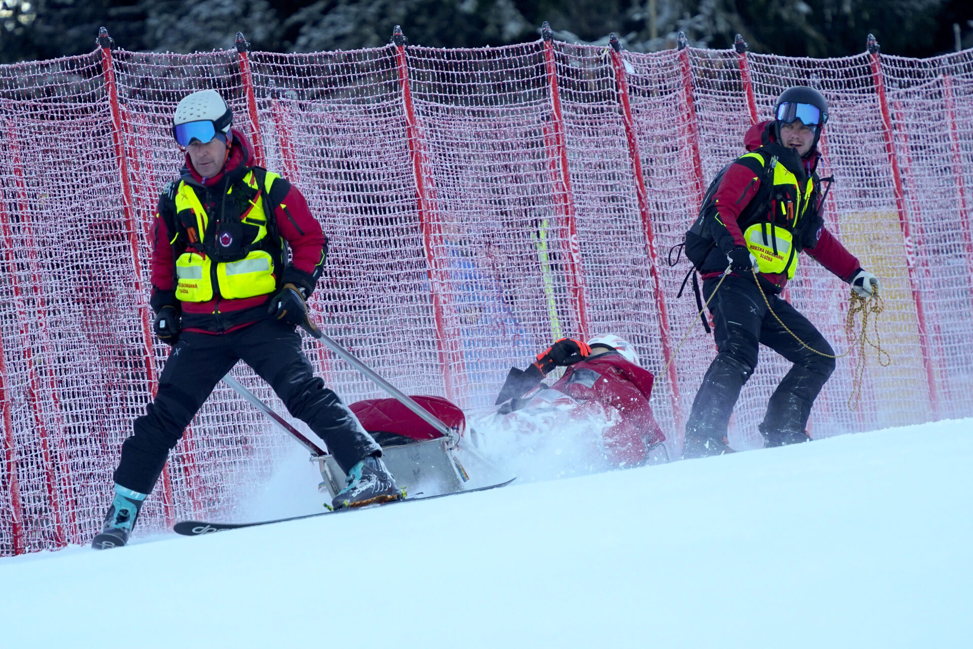 Petra Vlhová spadla počas obrovského slalomu v Jasnej. Z trate ju odviezli na saniach (FOTO)