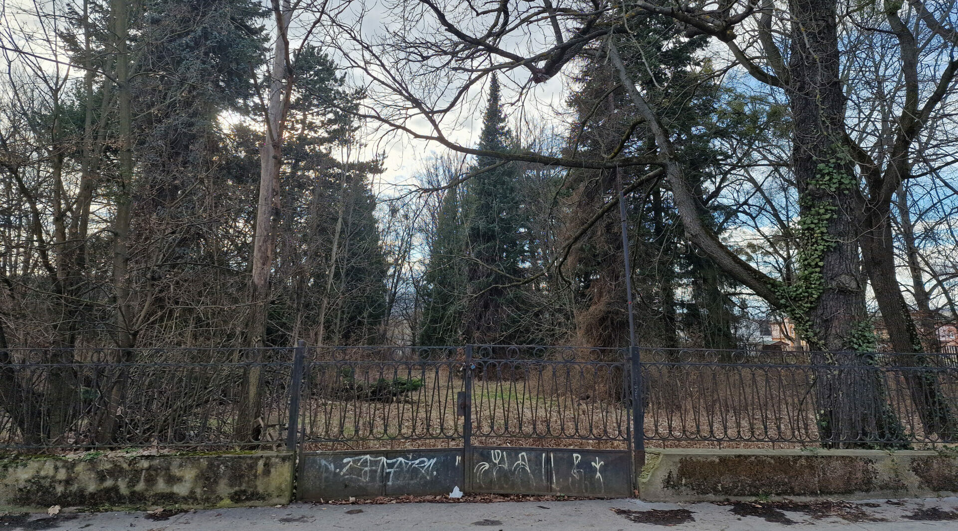 Smutný pohľad na zanedbaný park na Masarykovej. Mesto ho chce prebrať k životu (FOTO)