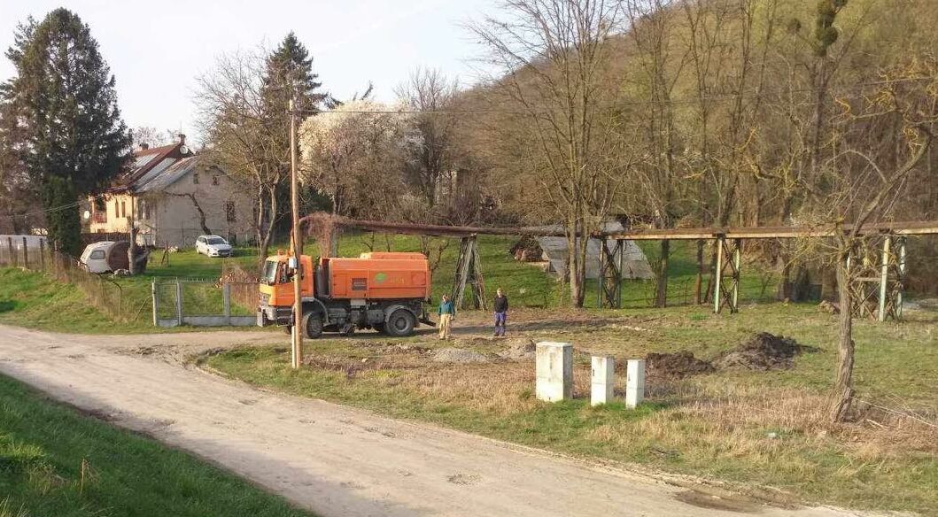 Jarné upratovanie v Košiciach prinieslo problémy. Odpad bol vyvezený na súkromný pozemok