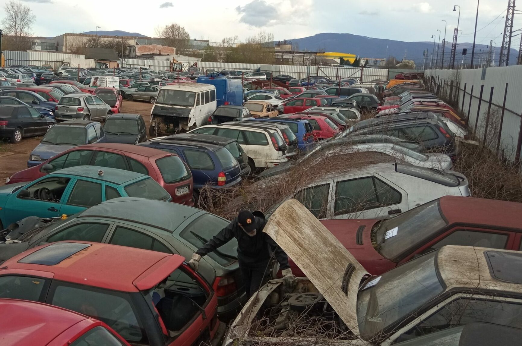 Polícia v Košiciach objavila takmer 400 autovrakov. Pre životné prostredie predstavujú obrovské riziko