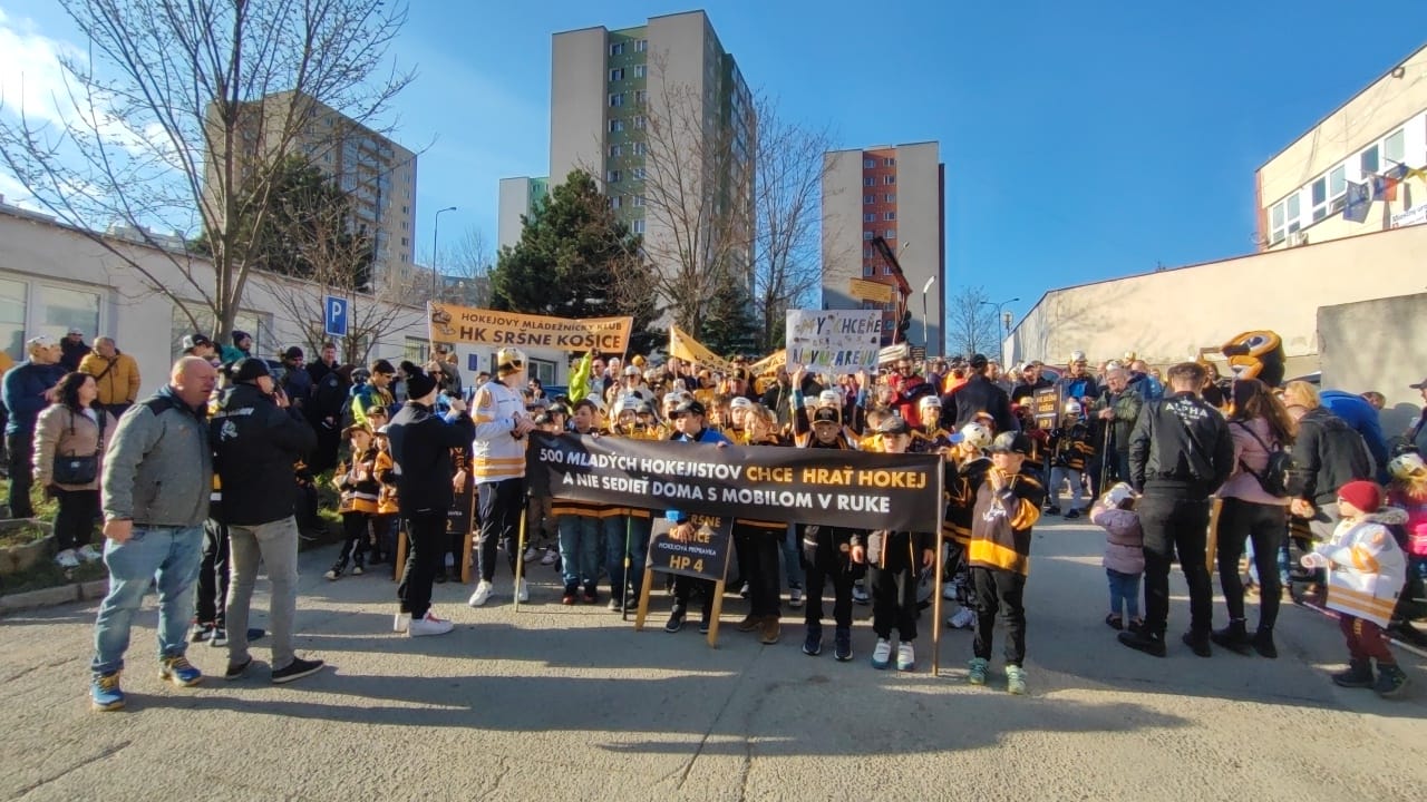Mladí hokejisti HK SRŠNE KOŠICE a ich rodičia na čele so šéfom klubu protestovali pred budovou Miestneho úradu MČ Košice - Sídlisko KVP. FOTO: Tomáš Mácha