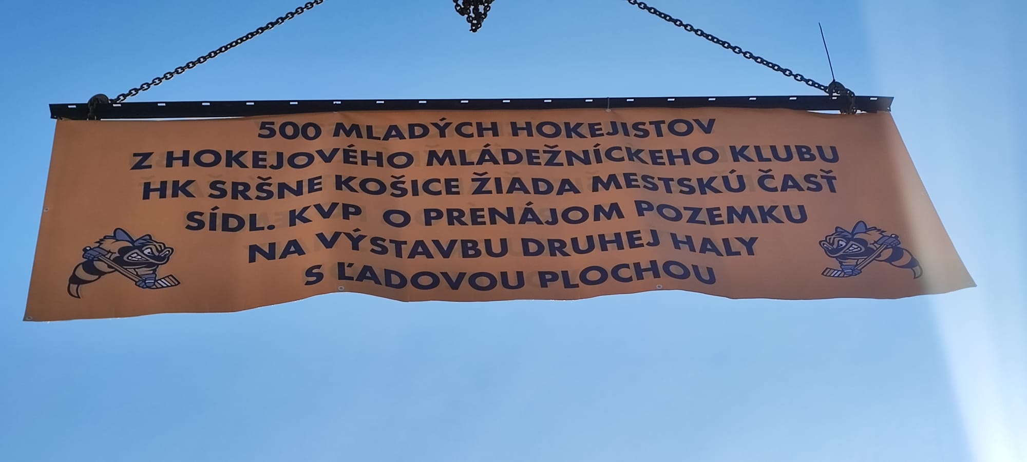 Mladí hokejisti HK SRŠNE KOŠICE a ich rodičia na čele so šéfom klubu protestovali pred budovou Miestneho úradu MČ Košice - Sídlisko KVP. FOTO: Tomáš Mácha