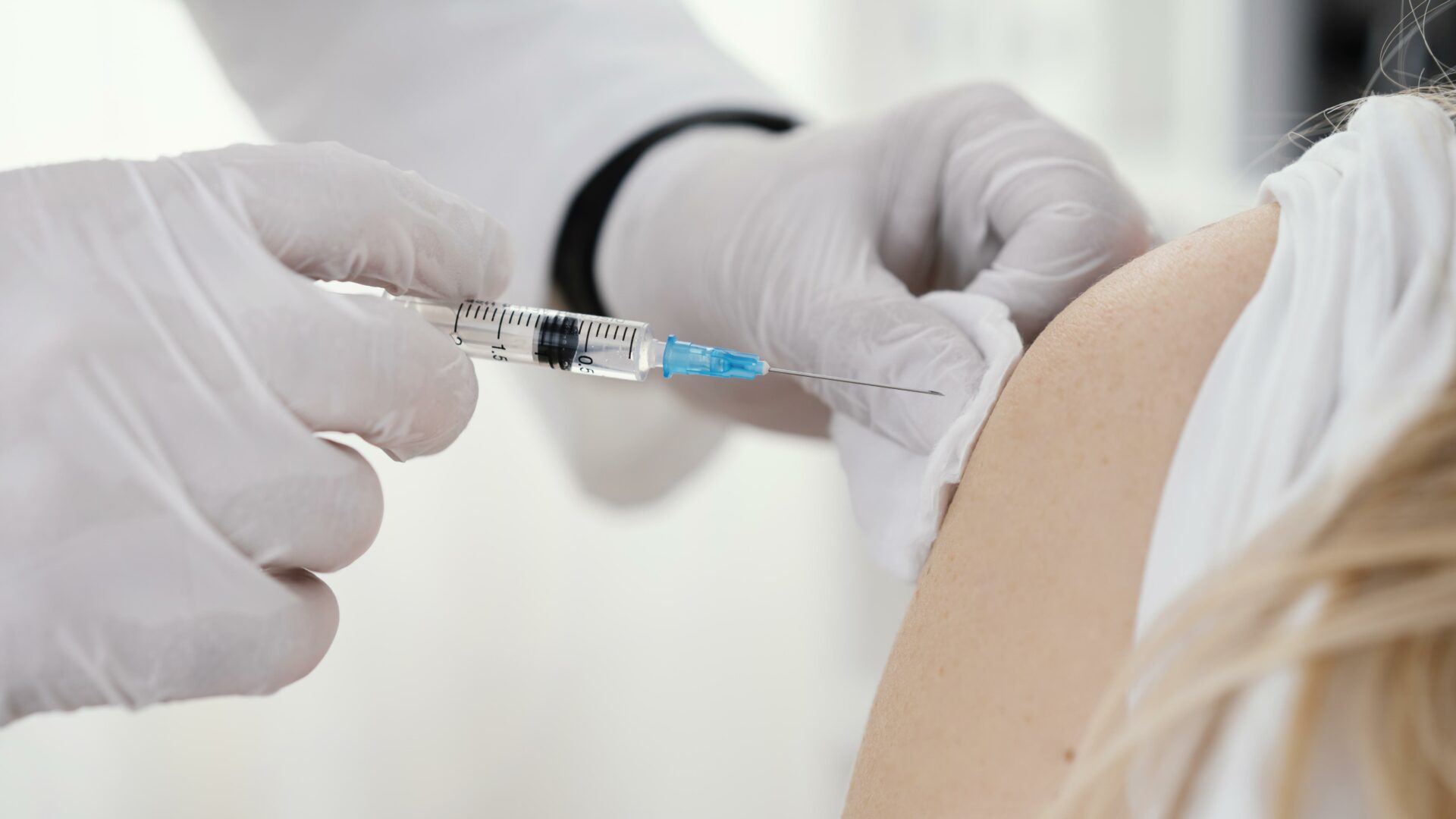 Slovensko spúšťa očkovanie novou vakcínou proti COVID-19. Dostanete ju aj v Košiciach