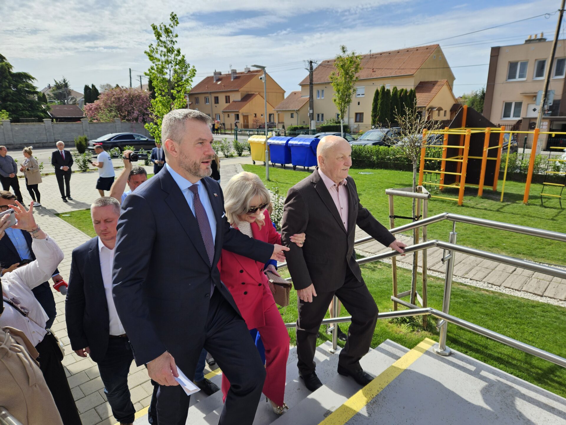 Peter Pellegrini prichádza do volebnej miestnosti, Foto: SITA/Ľudovít Vaniher